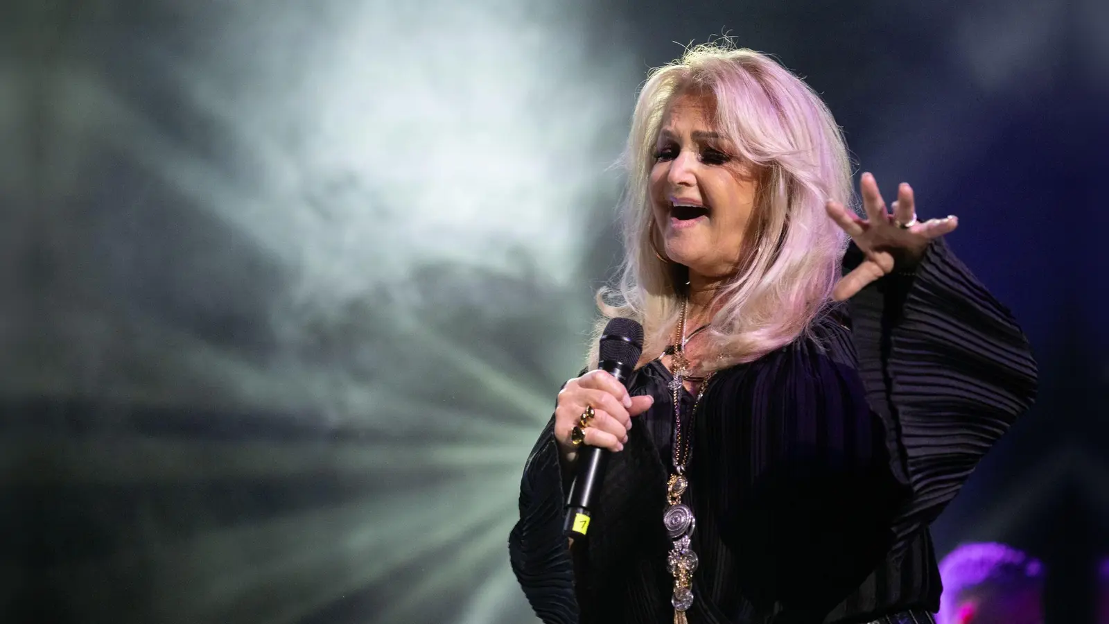 Pop-Ikone Bonnie Tyler ist in Portugal aus dem künstlichen Koma aufgeweckt worden, braucht für die Genesung aber mehr Zeit als gedacht. (Archivbild) (Foto: Sebastian Gollnow/dpa)