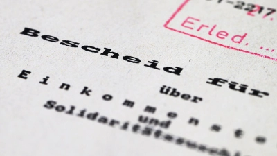 Der Steuerbescheid ist nicht immer das Ende einer Steuererklärung. Nicht selten geht damit ein Einspruchsverfahren los - und das kann in Bayern auch mal länger dauern. (Symbolbild) (Foto: Robert Michael/dpa)