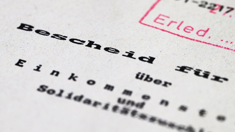 Der Steuerbescheid ist nicht immer das Ende einer Steuererklärung. Nicht selten geht damit ein Einspruchsverfahren los - und das kann in Bayern auch mal länger dauern. (Symbolbild) (Foto: Robert Michael/dpa)