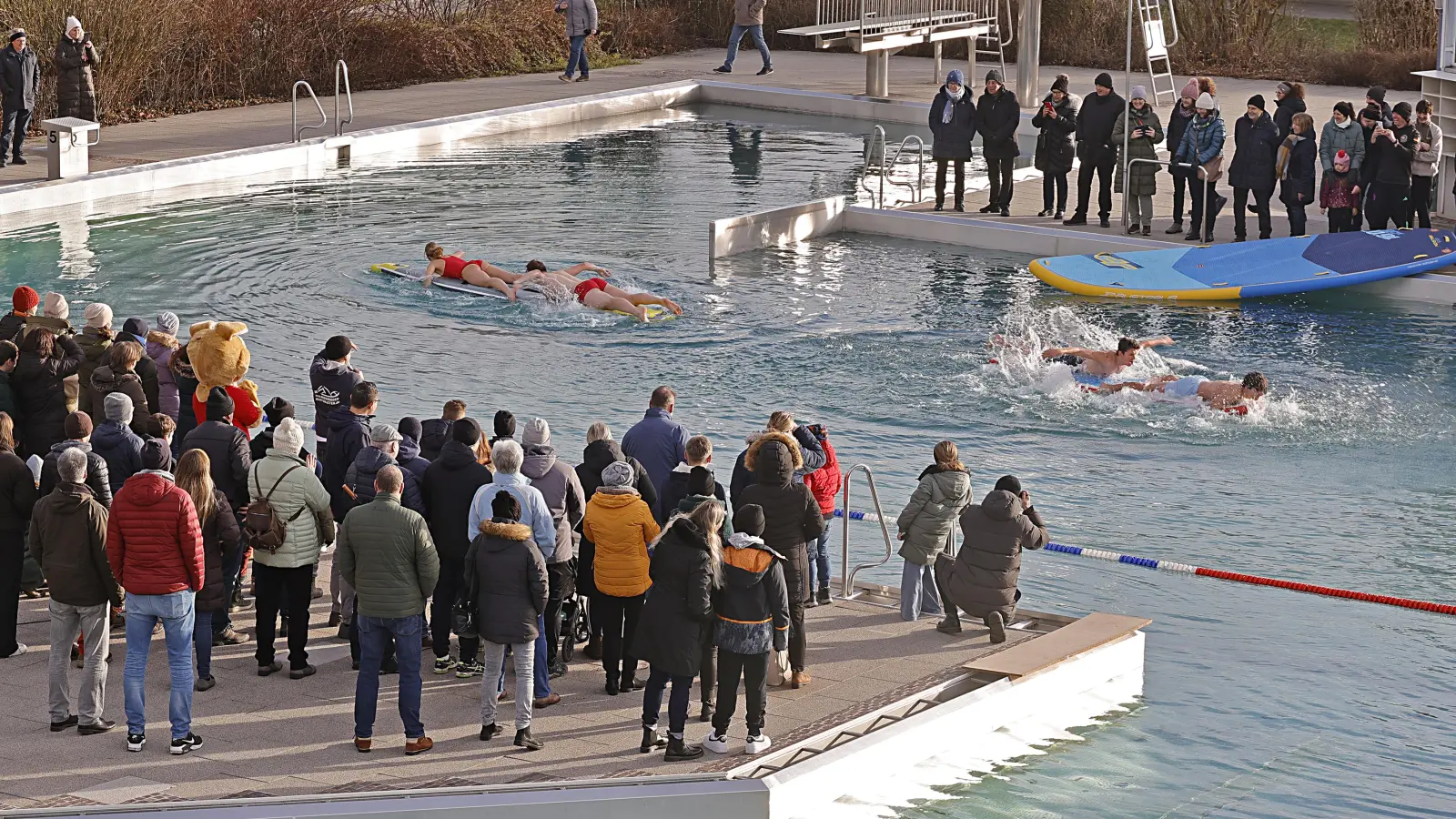 Eisschwimmen am Neujahrstag im Parkbad. (Foto: Günther Holzinger)