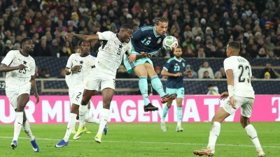 Leroy Sané bereitet das Siegtor mit einer Kopfballvorlage vor. (Foto: Christian Charisius/dpa)