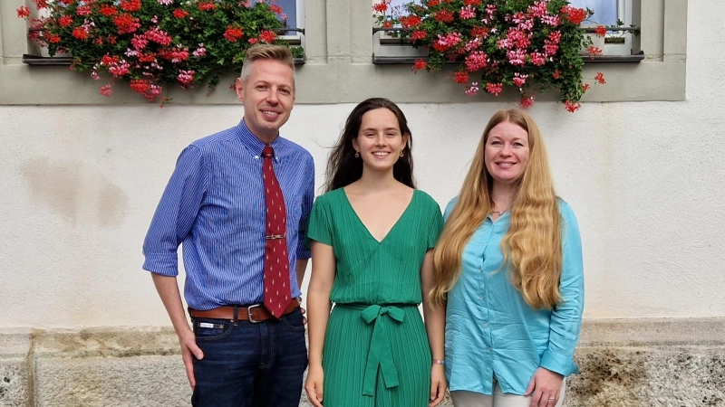 Abteilungsleiter Oliver Raapke, Anne-Sophie Lancino und Tatjana Kößer (von links) vor dem Tourismus-Service: Die junge Französin hat ihre Zeit in der Partnerstadt genossen. (Foto: Leonie Lang)