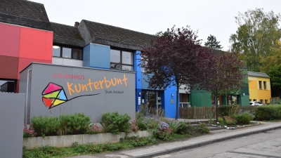 Läuft alles nach Plan, soll mit der Sanierung des Daches der Ansbacher Kindertagesstätte Kunterbunt im Frühjahr 2026 begonnen werden. Die Maßnahme soll im Verlauf des nächsten Jahres im Wesentlichen abgeschlossen werden. (Foto: Florian Schwab)