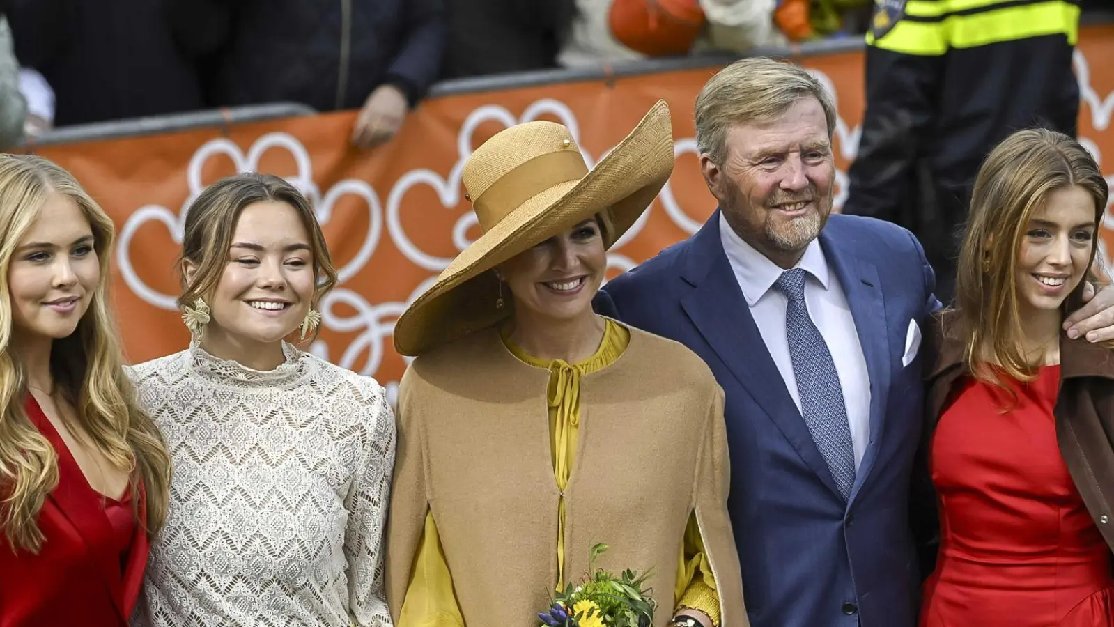 Prinzessin Amalia, Prinzessin Ariane, Königin Máxima, König Willem-Alexander und Prinzessin Alexia (von links) posieren bei den Feierlichkeiten zum Königstag für ein Foto.  (Foto: Jilmer Postma/ANP/dpa)