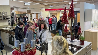 Besucher können die verschiedenen Ausstellungsküchen der Schreinerei besichtigen. (Foto: Schreinerei Korder)