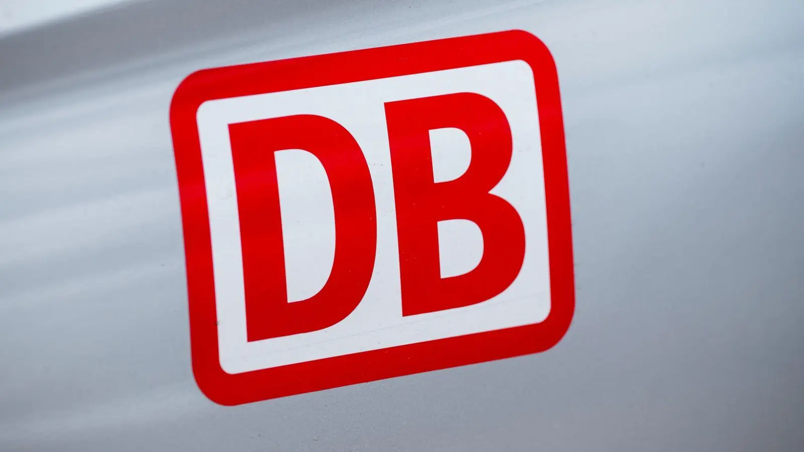 Die wichtige Bahnstrecke Düsseldorf-Köln bleibt vorerst gesperrt. (Symbolbild) (Foto: Daniel Vogl/dpa)