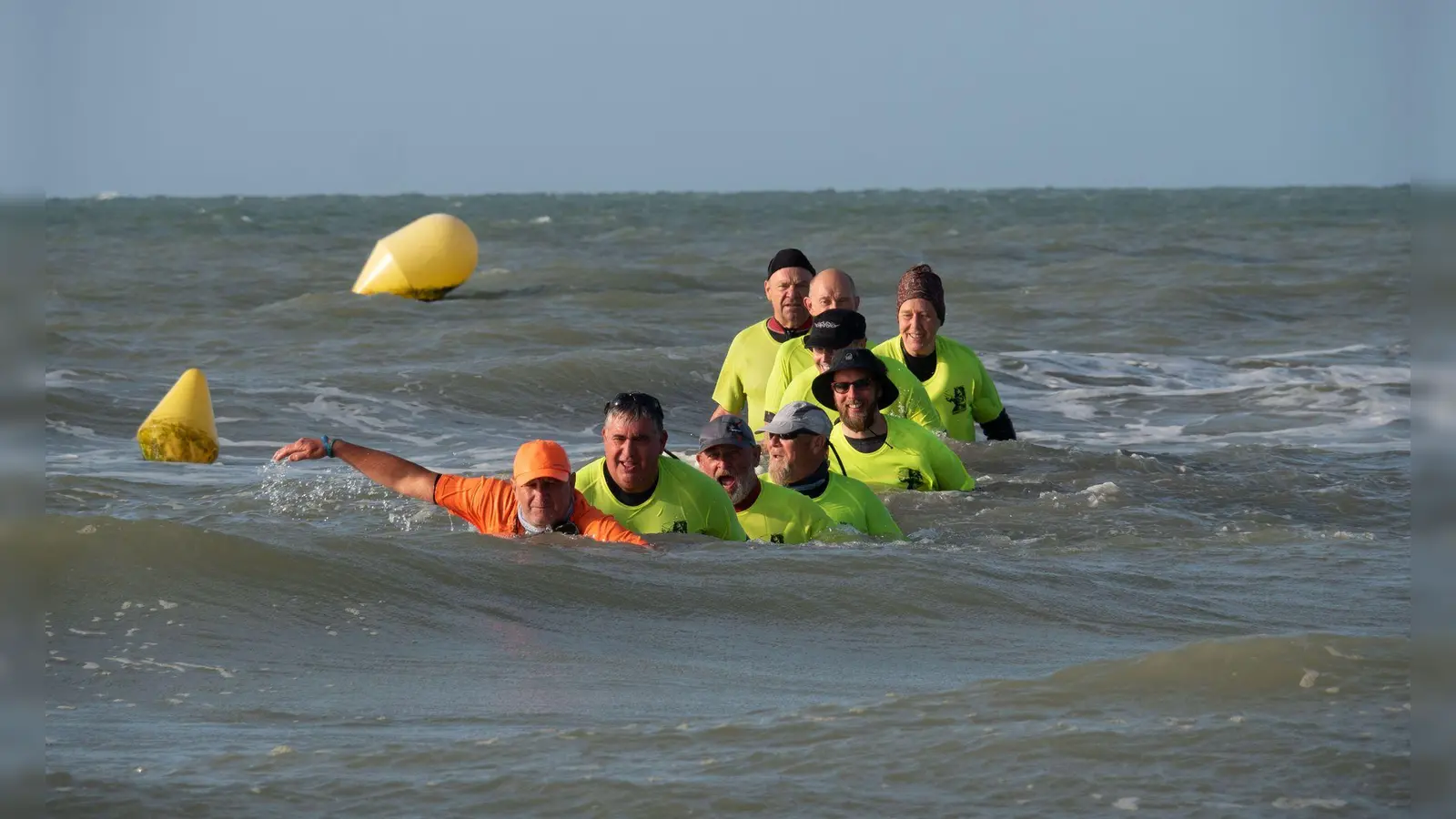 Bald ist es geschafft: die Gruppe gegen Ende des Meerwasserwanderns mit Erfinder Thomas Wallyn. (Foto: Andreas Drouve/dpa-tmn)