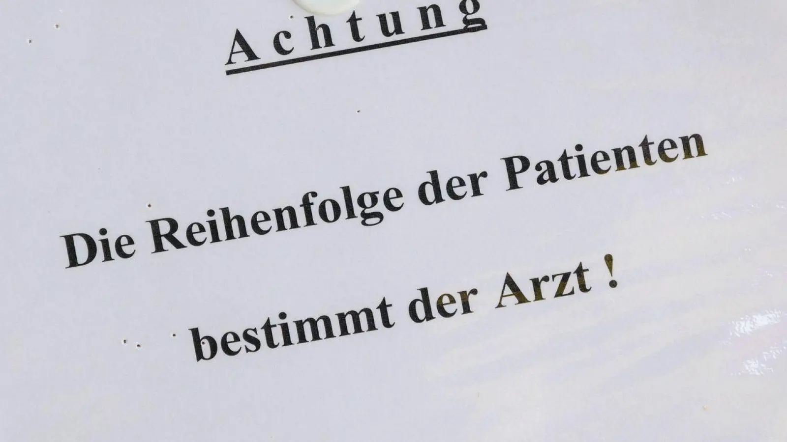 Eugen Brysch, Vorstand der Deutschen Stiftung Patientenschutz, fordert, „Qualität und Erreichbarkeit der Praxen endlich extern zu überprüfen“. (Foto: Robert Michael/dpa-Zentralbild/dpa)