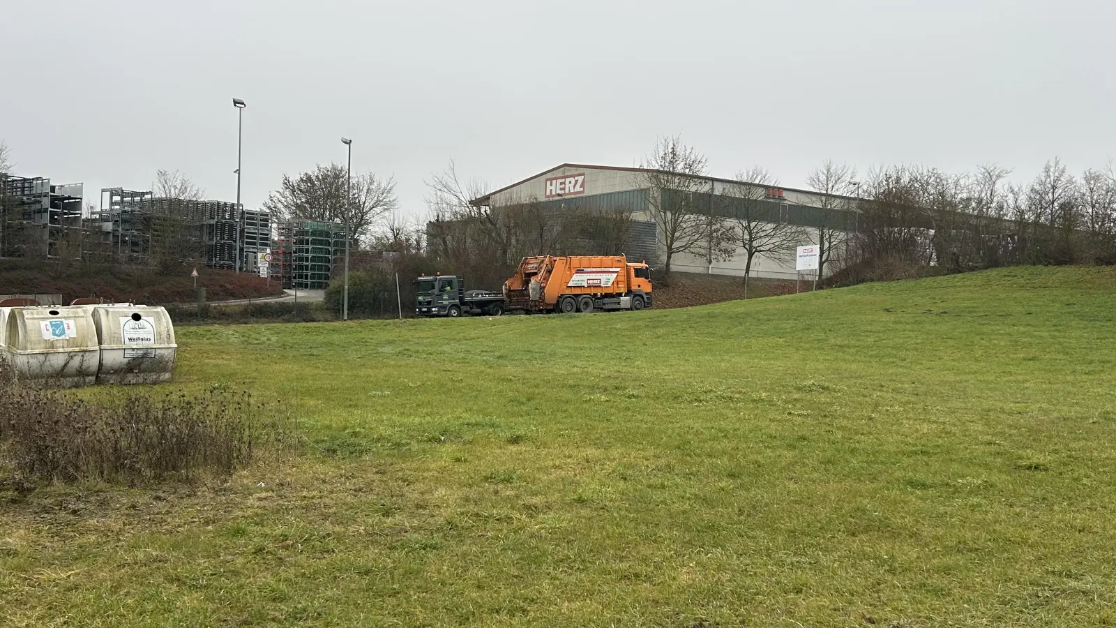 Auf diesem 12.000 Quadratmeter großen Areal an der Daimlerstraße unterhalb des firmeneigenen Wertstoffzentrums will sich die Firma Herz ausdehnen – ohne die Einbeziehung eines Betonbrechers. (Foto: Florian Pöhlmann)