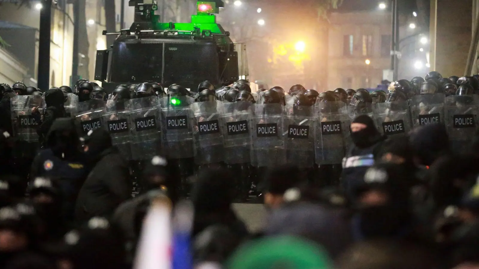 Ein Großaufgebot von Sicherheitskräften und zahlreiche Demonstranten stehen sich bei den Protesten gegenüber. (Foto: Zurab Tsertsvadze/AP/dpa)