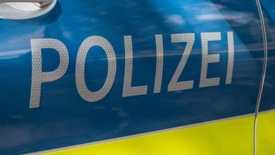 Rettungskräfte haben einen 87-Jährigen nach einem Badeunfall im Friedberger See nur noch leblos aus dem Wasser bergen können. (Symbolbild) (Foto: Daniel Vogl/dpa)
