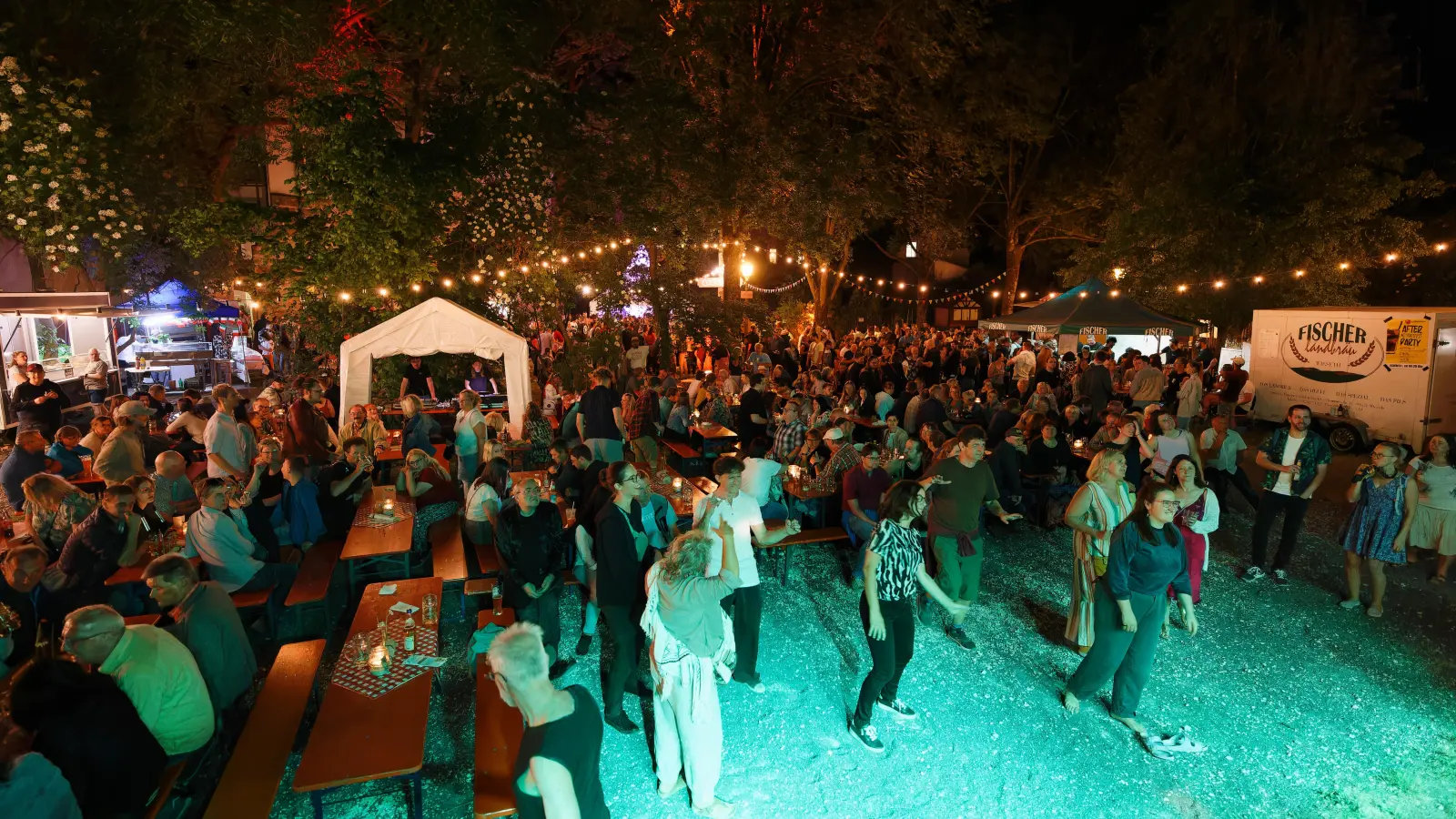 Allerdings hat sich die stilvolle Atmosphäre schnell herumgesprochen. Am Freitagabend war proppenvoll. (Foto: Zeynel Dönmez)