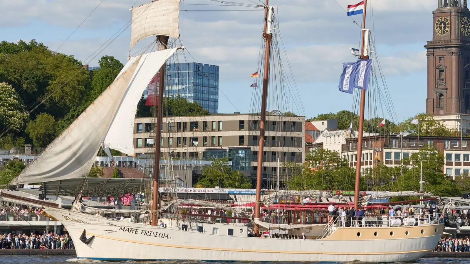 Das traditionsreiche Segelschiff geriet mitten in der Nacht in Brand. (Archivbild) (Foto: Georg Wendt/dpa)