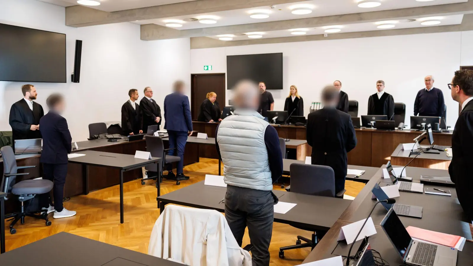 Der durch den mutmaßlichen Betrug für die Krankenkassen entstandene Schaden beläuft sich laut Anklage auf mehr als 9,8 Millionen Euro.  (Foto: Daniel Karmann/dpa)