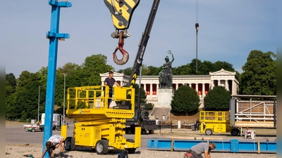 Festzelte, Buden und Fahrgeschäfte werden hier in den kommenden Wochen nach und nach aufgebaut. (Archivbild) (Foto: Peter Kneffel/dpa)