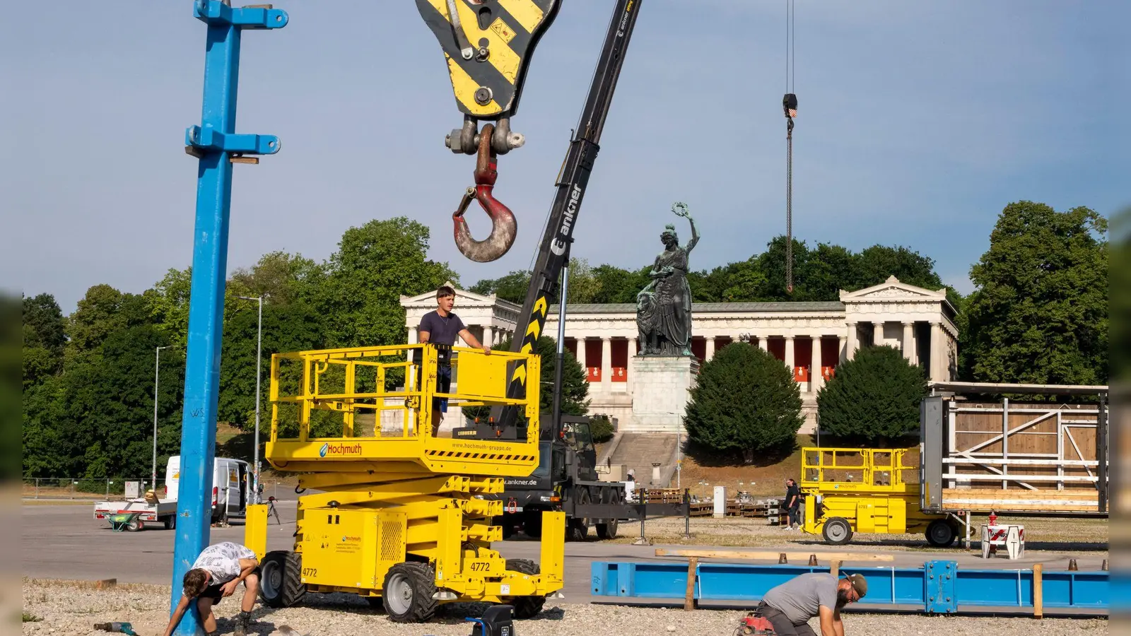 Festzelte, Buden und Fahrgeschäfte werden hier in den kommenden Wochen nach und nach aufgebaut. (Archivbild) (Foto: Peter Kneffel/dpa)