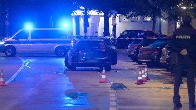 Die Polizei hat die Messerstecherin erschossen.  (Foto: Felix Hörhager/dpa)
