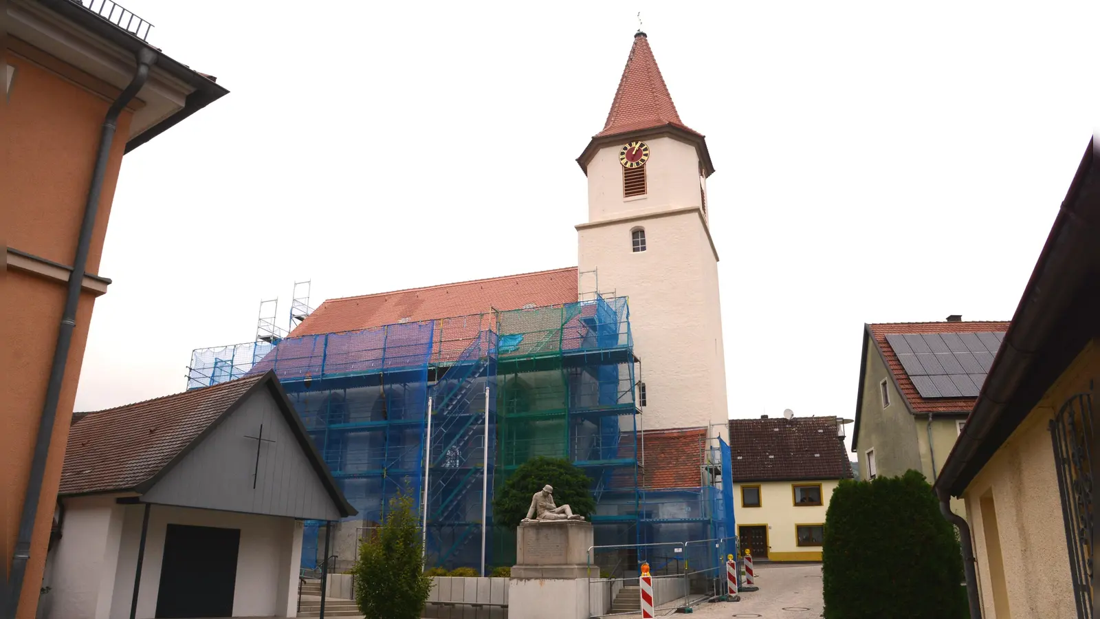 Weit fortgeschritten ist die Außensanierung der St. Erhards-Kirche, in der am Sonntag, 12. Oktober, um 9.30 Uhr Kirchweihgottesdienst gefeiert wird. (Foto: Peter Tippl)