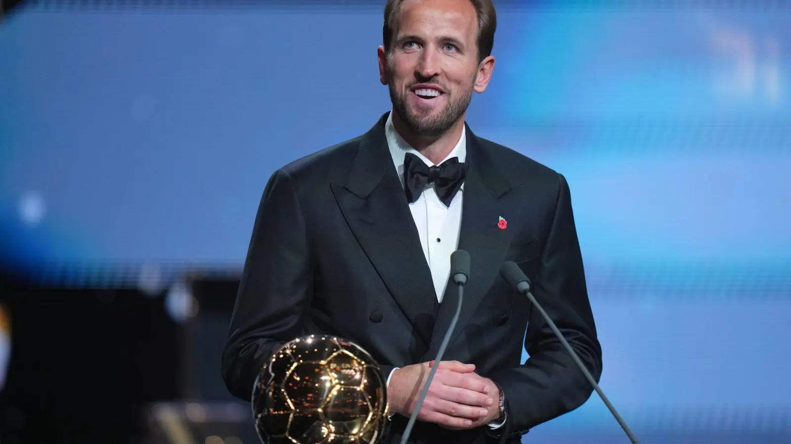 Harry Kane ist mit dem Ballon d'Or ausgezeichnet worden. (Foto: Kin Cheung/AP/dpa)