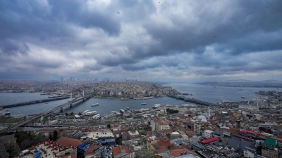 Fähren fahren über den Bosporus und verbinden die europäische Seite, oben und unten, mit der asiatischen Seite, oben rechts, von Istanbul. (Foto: Emrah Gurel/AP/dpa)
