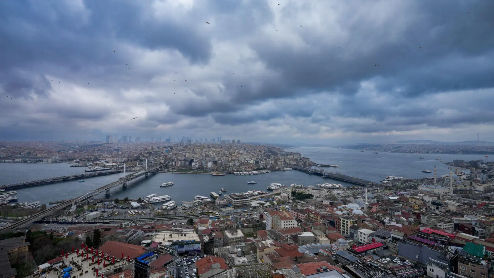 Fähren fahren über den Bosporus und verbinden die europäische Seite, oben und unten, mit der asiatischen Seite, oben rechts, von Istanbul. (Foto: Emrah Gurel/AP/dpa)