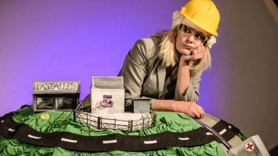 Bevor der Mensch mit seinen Baumaschinen kam, war hier nichts als Wiese – eine Szene aus „Ein Stück Wiese” mit Annika Pilstl. (Foto: Lutz Edelhoff)