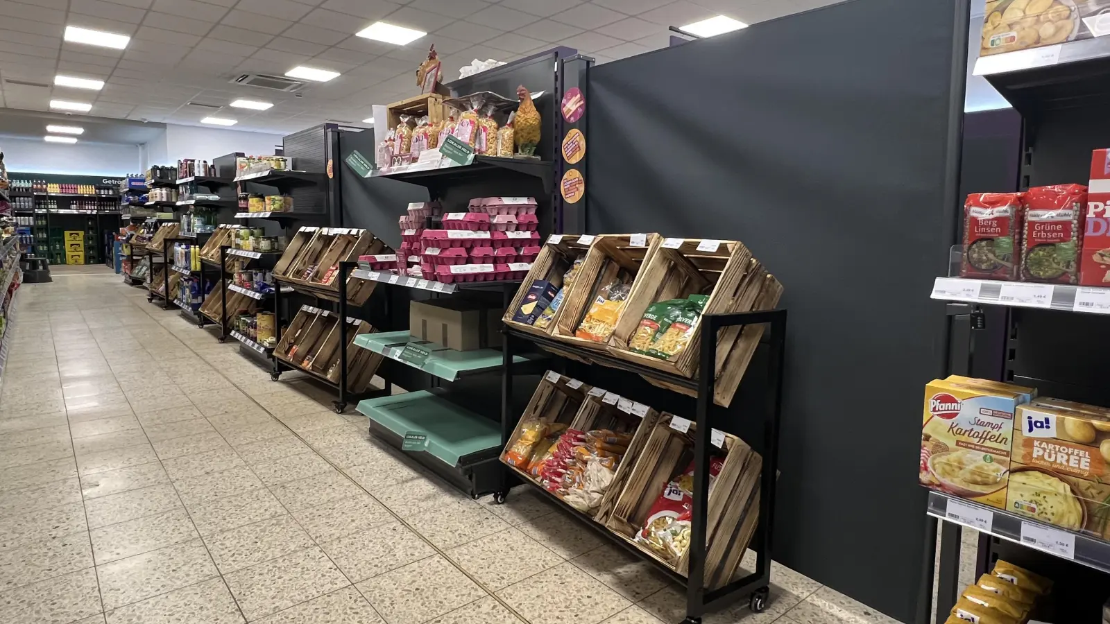 Maximal 150 Quadratmeter Ladenfläche dürfen im Tante-Enso-Markt außerhalb der regulären Ladenöffnungszeiten zugänglich sein. Dafür werden bereits Regalreihen abgesperrt. Hier muss aber nun nachgebessert werden – genauso wie beim Jugendschutz. (Foto: Yvonne Neckermann)