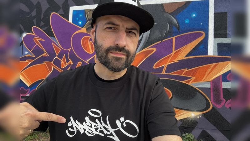 Ein ganz besonderes Ansbach-T-Shirt hat Carlos Lorente zu seinem Jubiläum entworfen. Man muss schon zweimal hinschauen, um den Schriftzug entziffern zu können. (Selfie: Carlos Lorente)