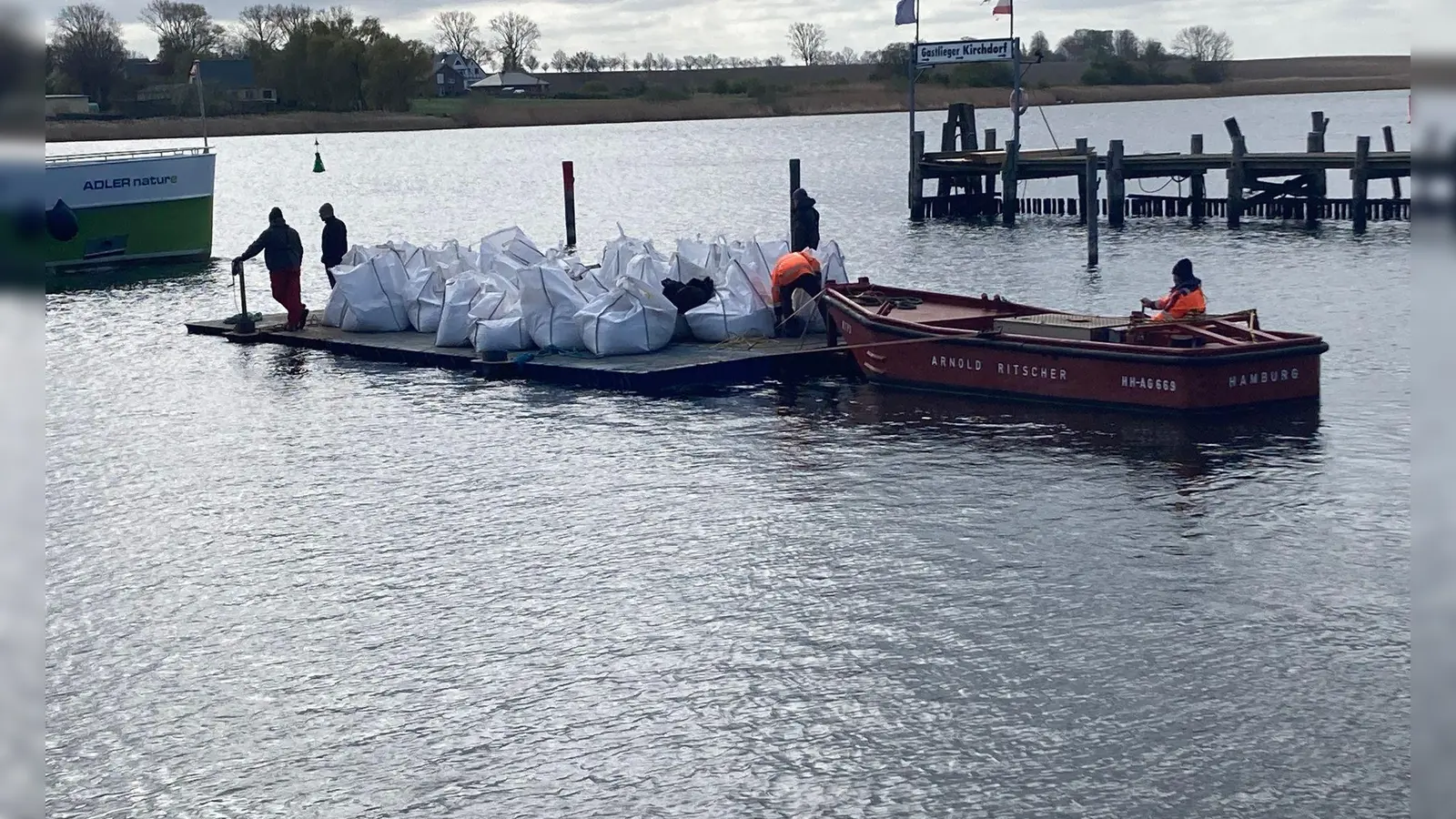 Big Bags auf dem Weg zum gestrandeten Buckelwal. (Foto: Helmut Reuter/dpa)