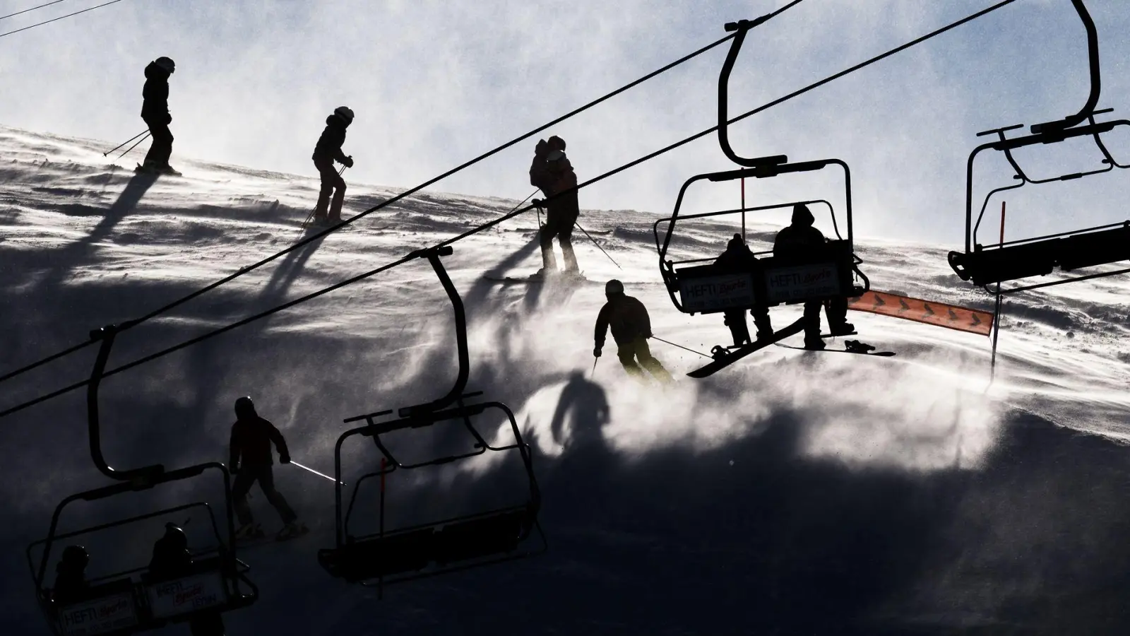 Die zwei Skifahrer krachten mit hoher Geschwindigkeit zusammen. (Symbolbild) (Foto: Jean-Christophe Bott/KEYSTONE/dpa)