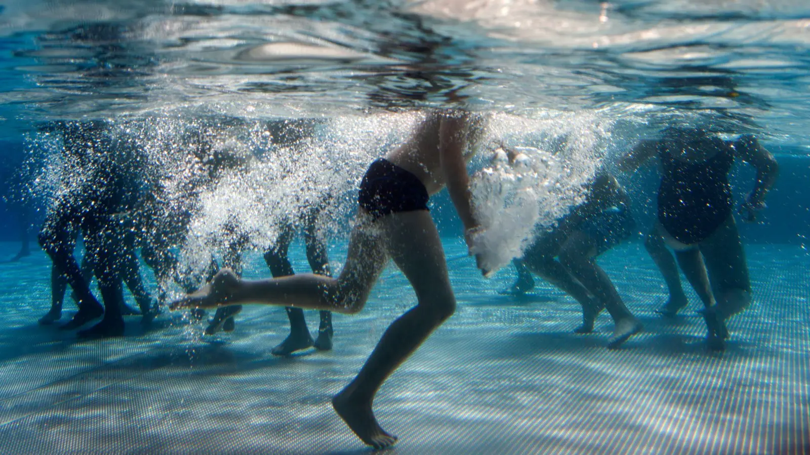 Im Hofer Hallenbad ereignet sich ein Badeunfall. (Symbolbild) (Foto: Emily Wabitsch/dpa)