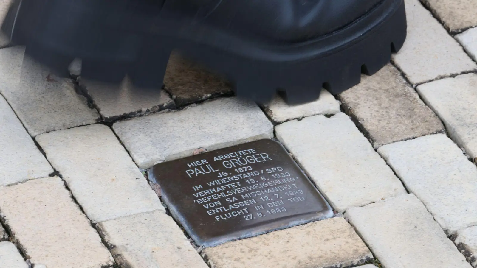 In Heidenau sollen künftig keine Stolpersteine mehr im öffentlichen Straßenraum verlegt werden.  (Foto: Robert Michael/dpa)