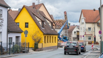 Die Arbeiten in der Hauptstraße Markt Erlbachs haben begonnen. Das führt auch zu Straßensperrungen und einem Ampelbetrieb. (Foto: Mirko Fryska)
