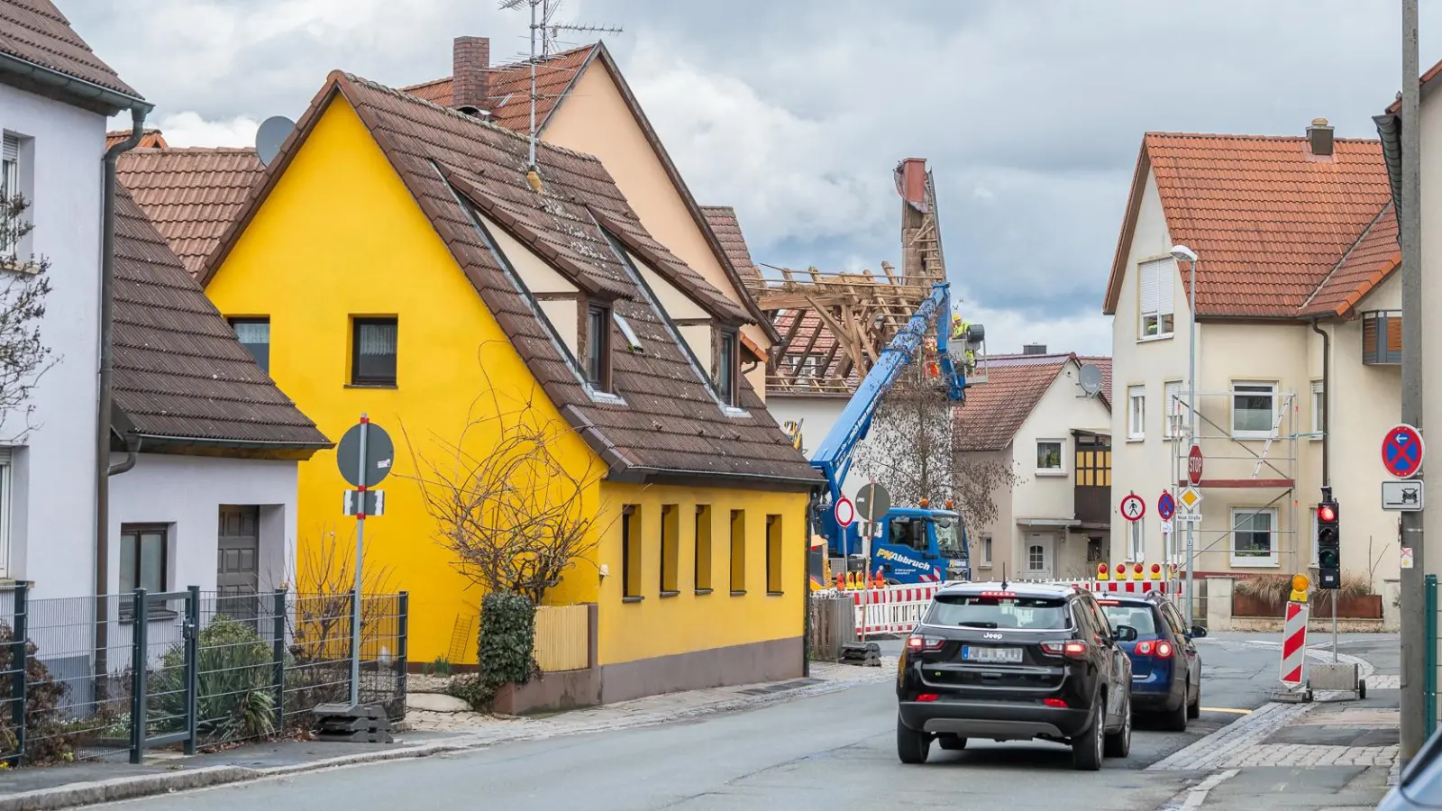 Die Arbeiten in der Hauptstraße Markt Erlbachs haben begonnen. Das führt auch zu Straßensperrungen und einem Ampelbetrieb. (Foto: Mirko Fryska)