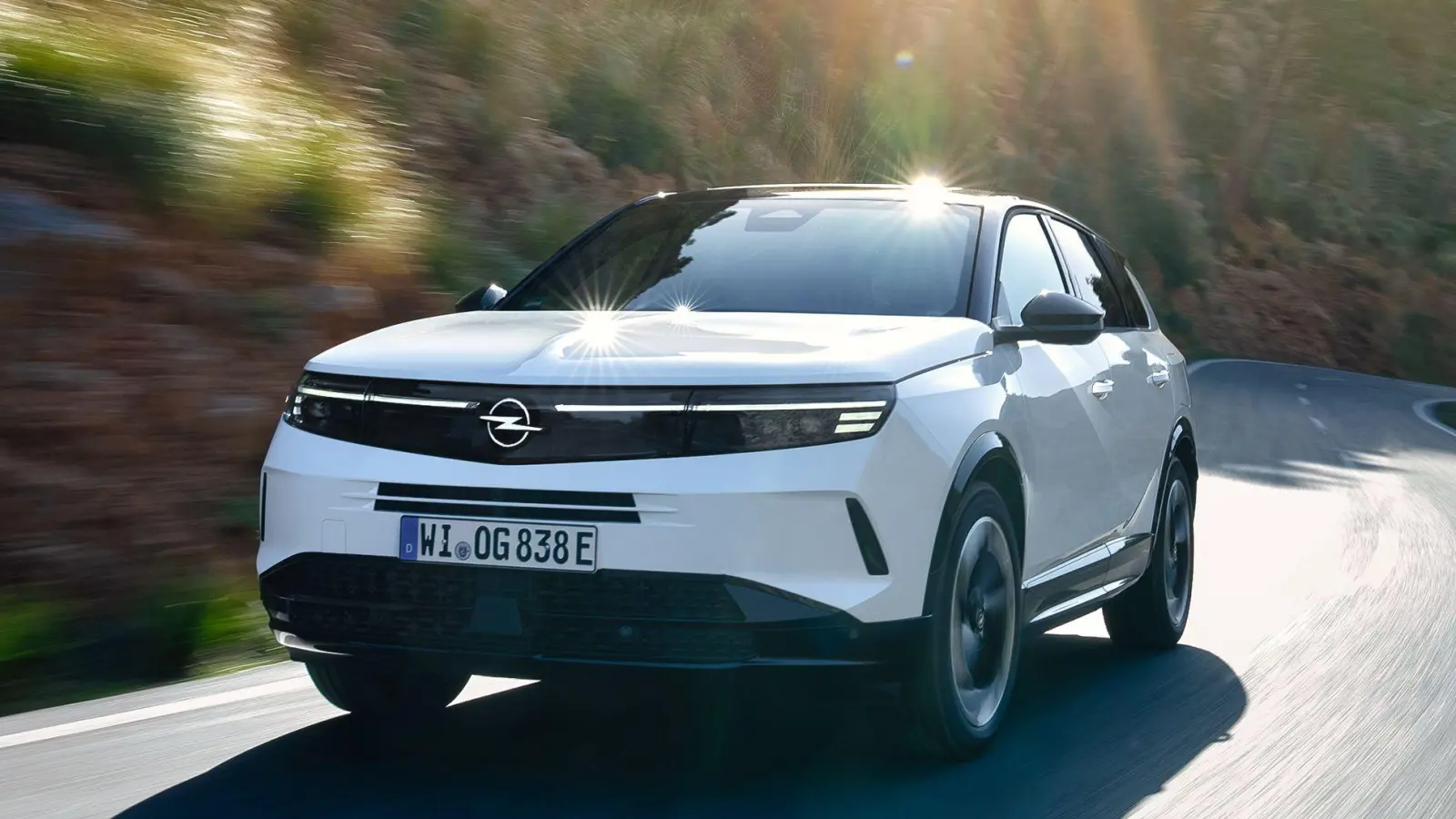 Aktionsradius von bis zu 900 Kilometern: Der Opel Grandland will als Plug-in auch Vielfahrer erreichen. (Foto: Opel Automobile GmbH/dpa-tmn)