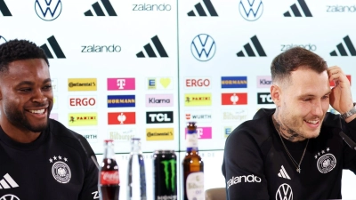 Ridle Baku (l.) und David Raum (r.) sprechen bei der DFB-Pressekonferenz über ihre Rollen.  (Foto: Christian Charisius/dpa)