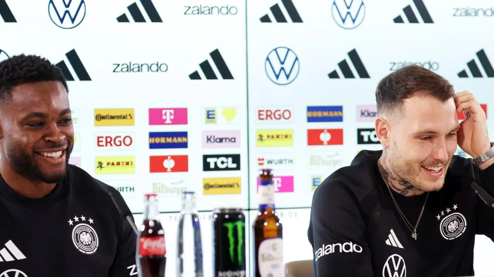 Ridle Baku (l.) und David Raum (r.) sprechen bei der DFB-Pressekonferenz über ihre Rollen.  (Foto: Christian Charisius/dpa)