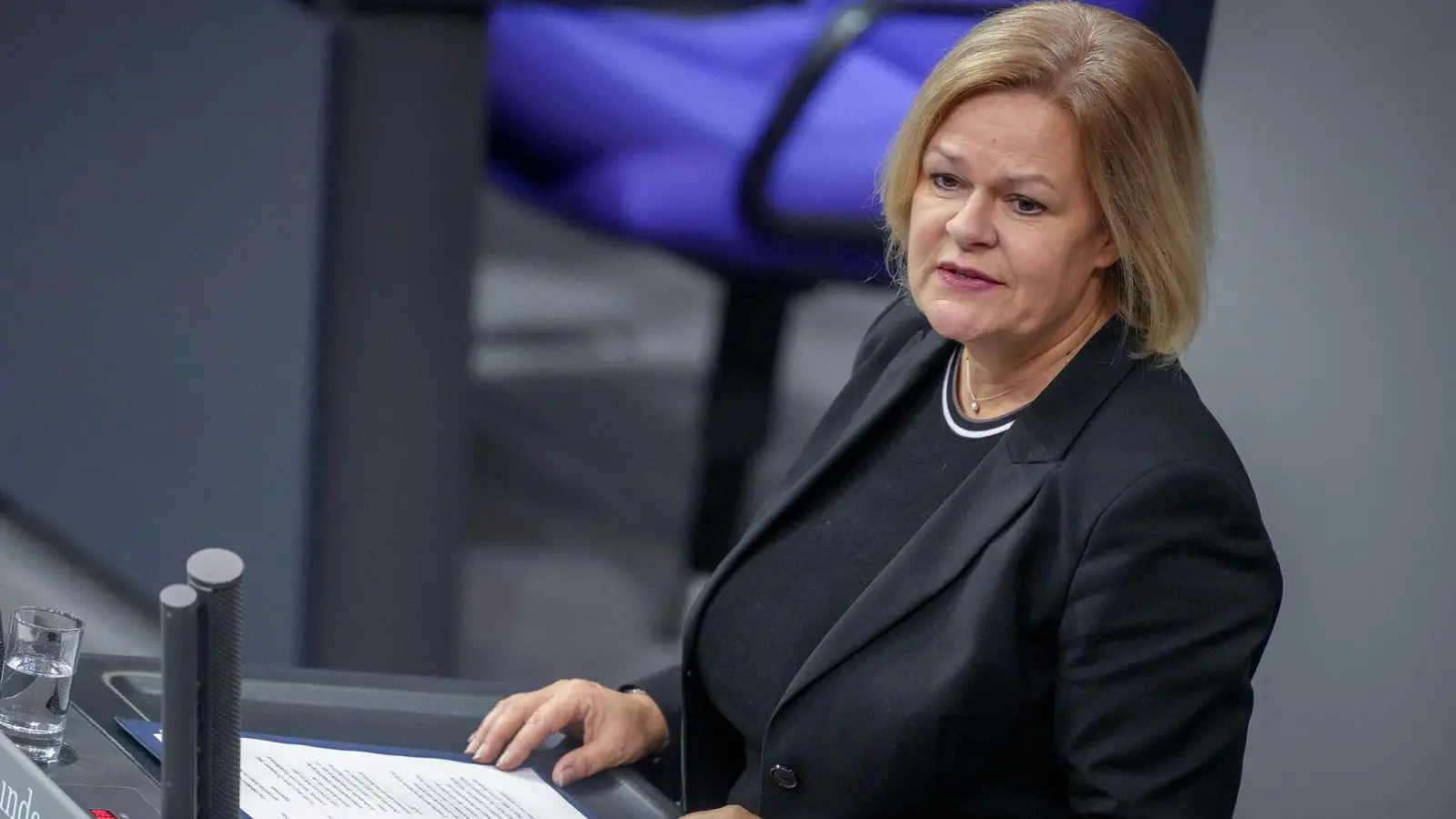 Bundesinnenministerin Nancy Faeser (SPD) verweist in ihrer Rede auf das Scheitern der Demokratie in der Weimarer Republik. (Foto: Kay Nietfeld/dpa)