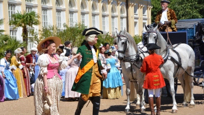 So soll es wieder sein: Die „Fürstliche Gartenlust“ bei den Rokoko-Festspielen des Jahres 2022 vor der Orangerie im Hofgarten. (Foto: Lara Hausleitner)