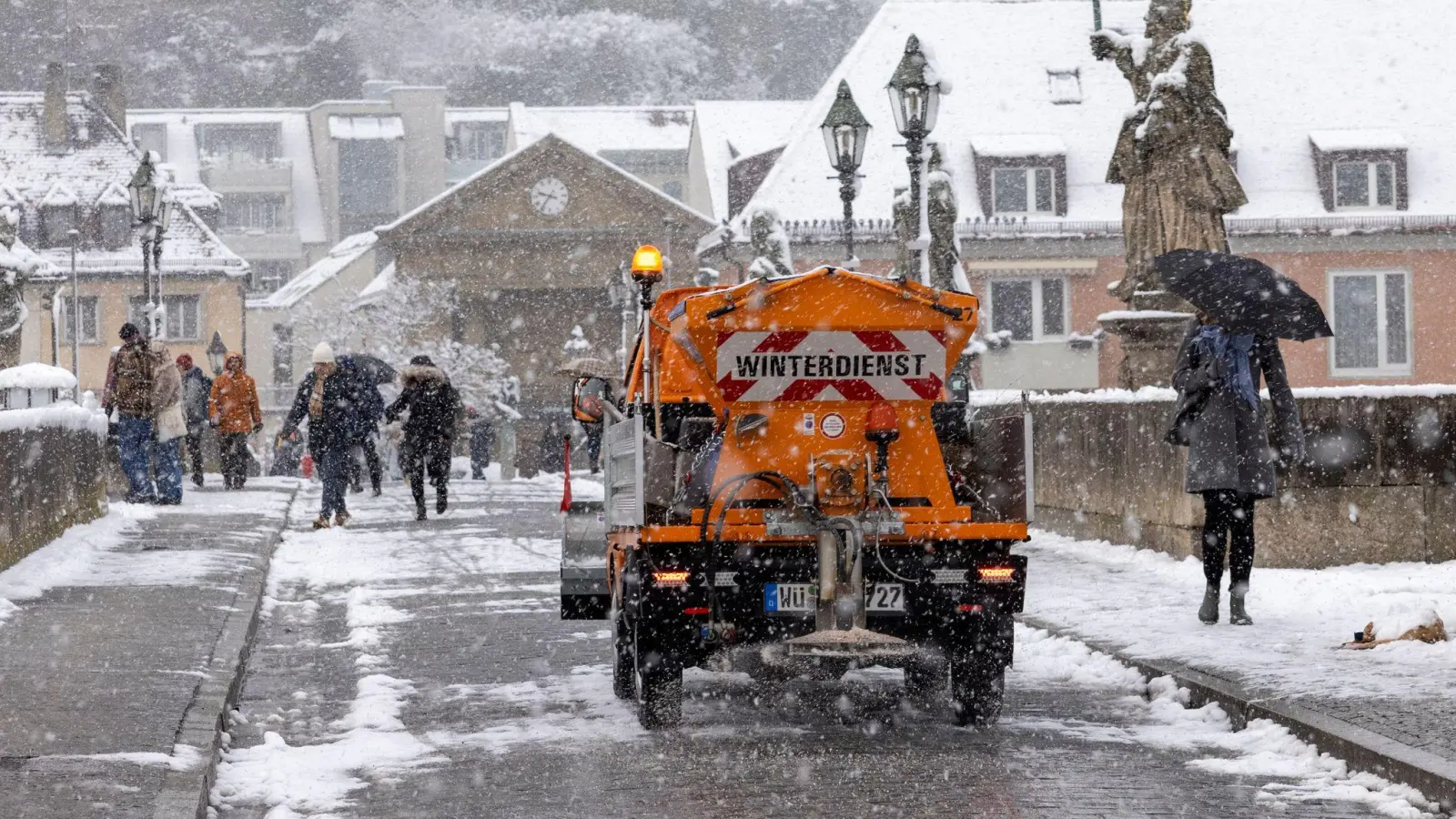Starker Schneefall sorgt in Unterfranken für Verkehrsbehinderungen. (Foto: Heiko Becker/dpa)