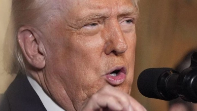 Trump ändert seinen Ton gegenüber Clinton.  (Foto: Alex Brandon/AP/dpa)