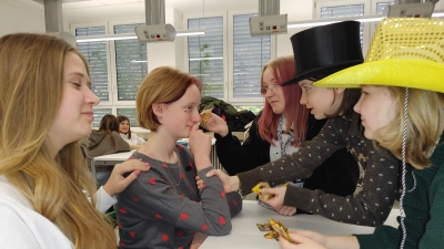 Zu einer manipulierten Bürgermeisterwahl könnte auch Bestechung gehören, hier mit Gummibärchen praktiziert.  (Foto: Katrin Merklein)