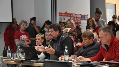 Zweiter Bürgermeister Reinhard Seefried fasste am Ende die Situation zusammen. Versteinerte Mienen gab es sowohl am Ratstisch als auch in den Zuhörerreihen. (Foto: Anita Dlugoß)