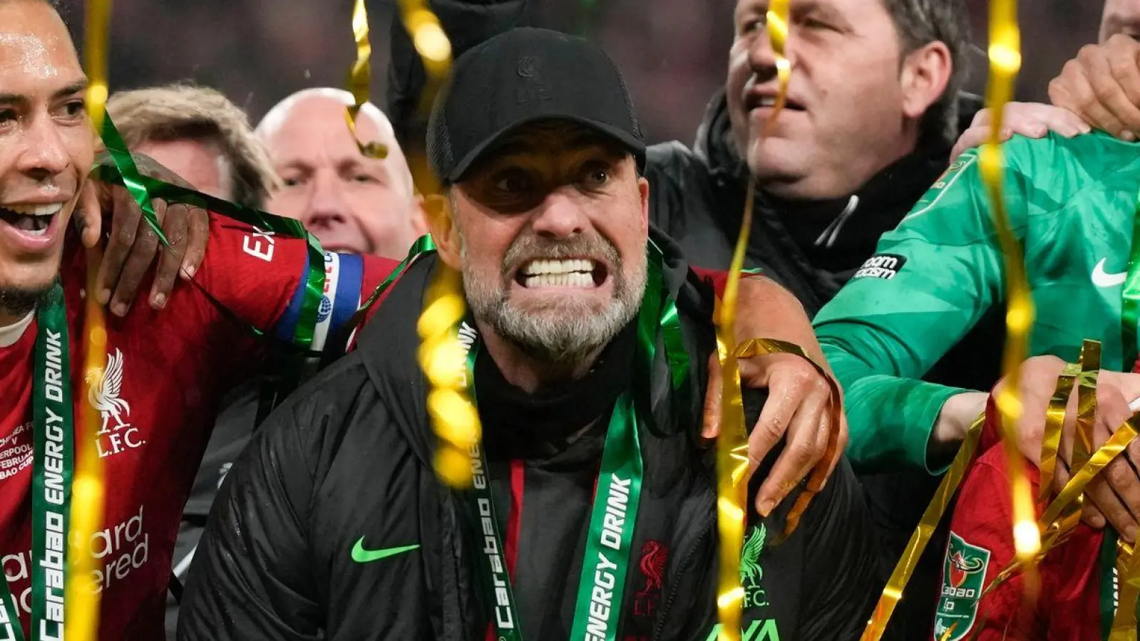 Jürgen Klopp (M) jubelt mit dem Pokal. (Foto: Alastair Grant/AP/dpa)