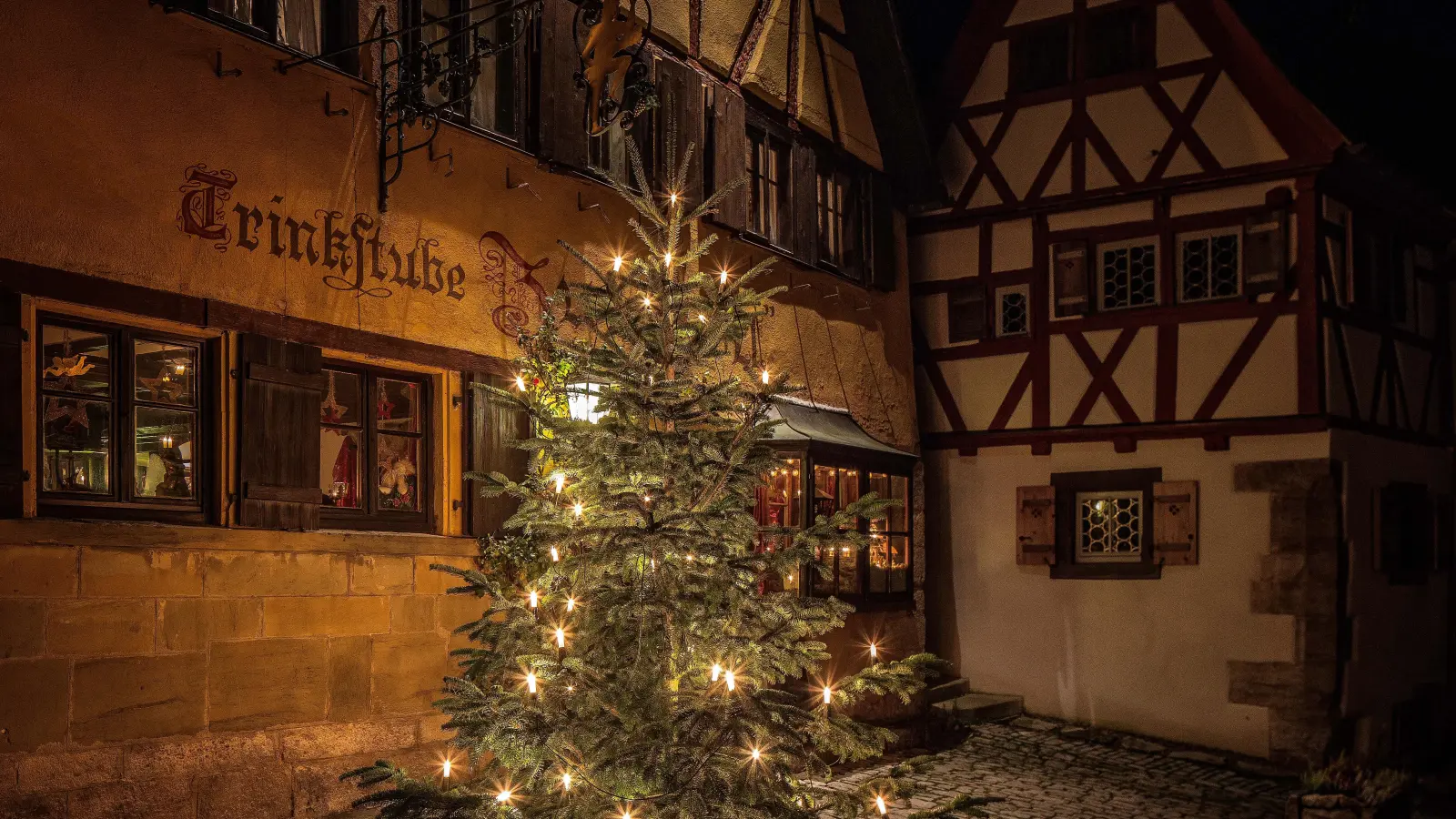 So wie diesen Baum an der Trinkstube können Interessierte einen Weihnachtsbaum für die Rothenburger Altstadt dekorieren – nur ohne elektrische Beleuchtung, denn Strom gibt es in der Altstadt nicht. (Foto: Willi Pfitzinger)