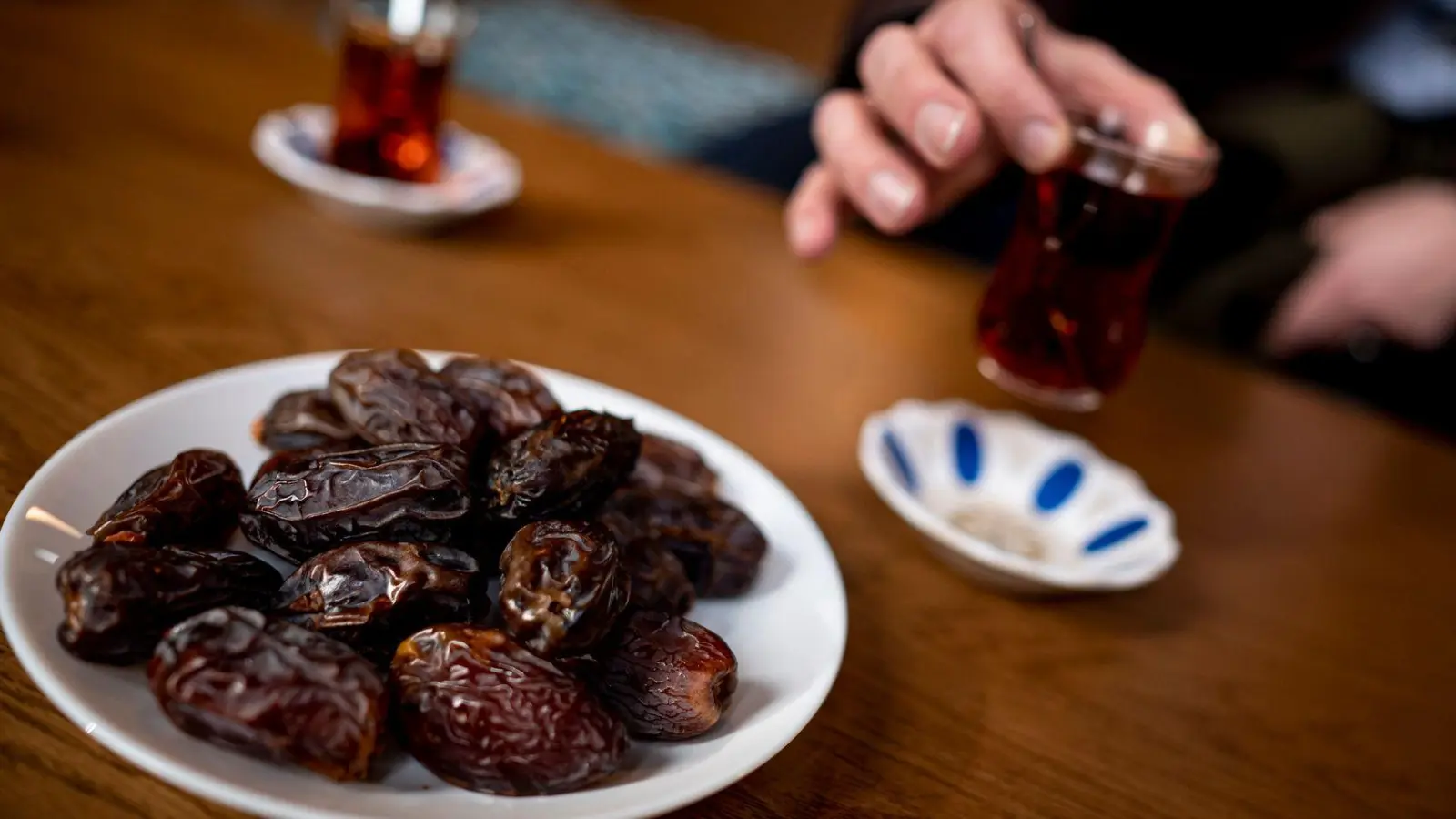 Am 1. März beginnt Ramadan. Für viele Musliminnen und Muslime bedeutet das: nichts essen und nichts trinken zwischen Sonnenauf- und Sonnenuntergang. (Foto: Fabian Sommer/dpa/dpa-tmn)