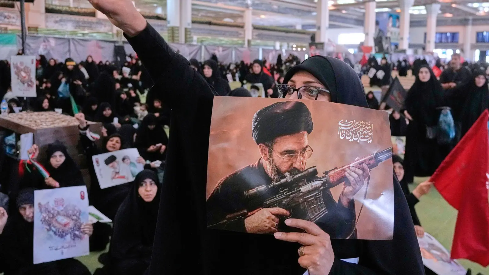 Viele Regierungsanhänger im Iran fordern Rache für den getöteten obersten Führer Ajatollah Ali Chamenei. (Archivbild) (Foto: Vahid Salemi/AP/dpa)