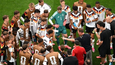 Bundestrainer Julian Nagelsmann (M/r) nutzte die Trinkpause, um taktische Dinge zu erklären. (Archiv) (Foto: Federico Gambarini/dpa)