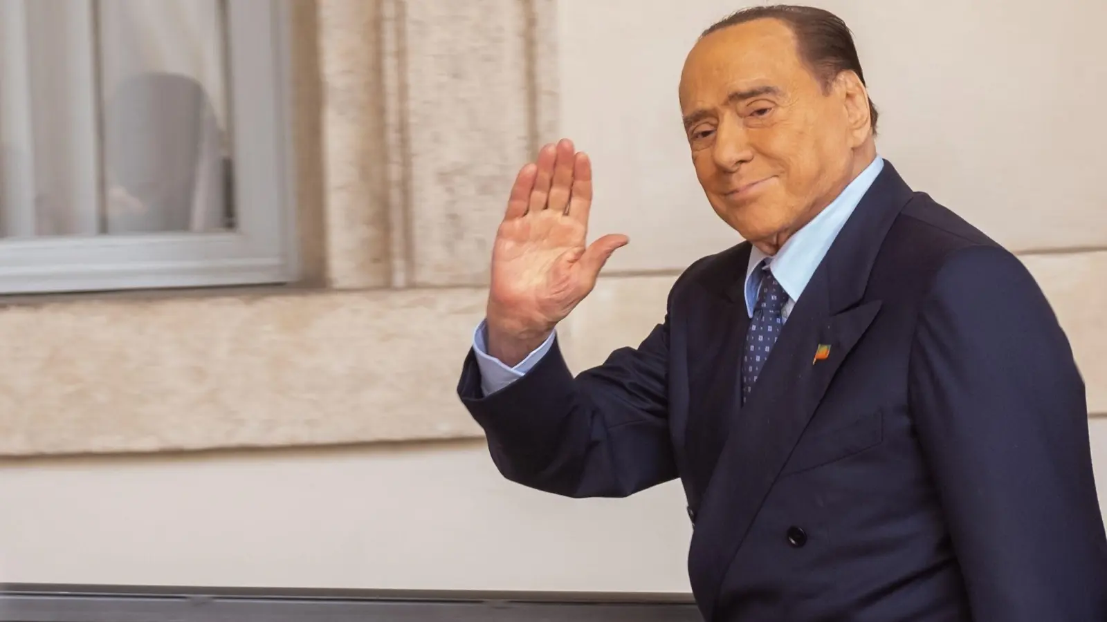 Silvio Berlusconi winkt am Präsidentenpalast Quirinale in Rom. (Foto: Mauro Scrobogna/LaPresse via ZUMA Press/dpa)