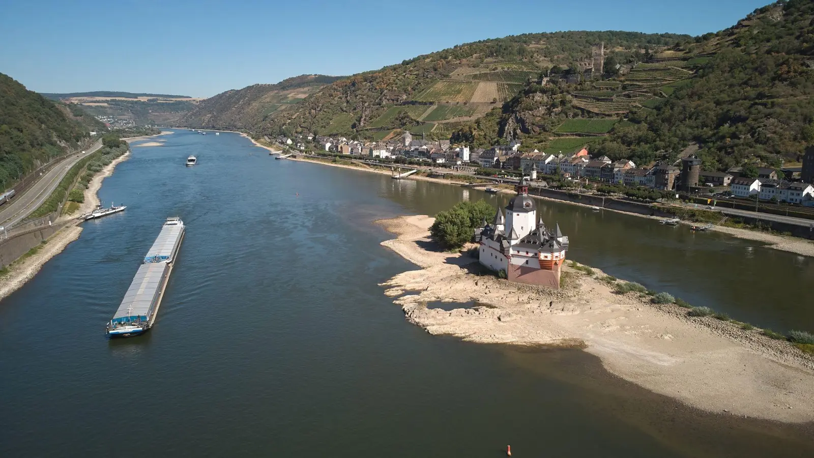 Ein Schubverband passiert die Zollburg Pfalzgrafenstein am Mittelrhein bei Kaub. (Luftaufnahme mit einer Drohne). In Kaub wird einer der wichtigsten Bezugspegel für die Rheinschifffahrt am Mittelrhein gemessen. (Foto: Thomas Frey/dpa)